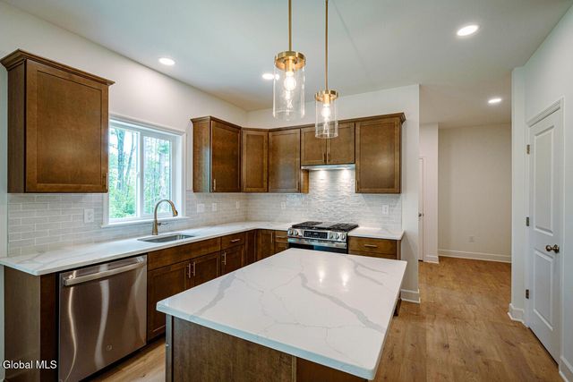 22 Cloverleaf Court, East Greenbush, NY 12061