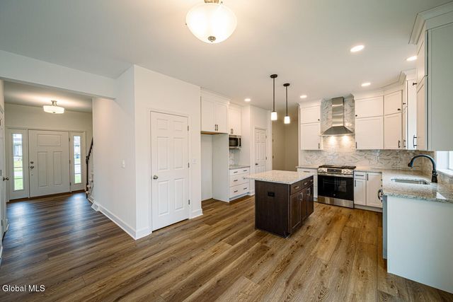 22 Cloverleaf Court, East Greenbush, NY 12061