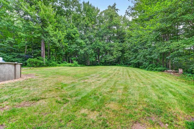 8 King Henry Drive, Londonderry, NH 03053