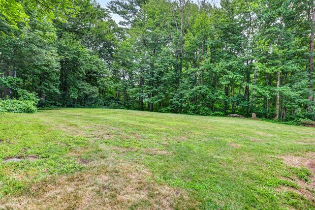 8 King Henry Drive, Londonderry, NH 03053
