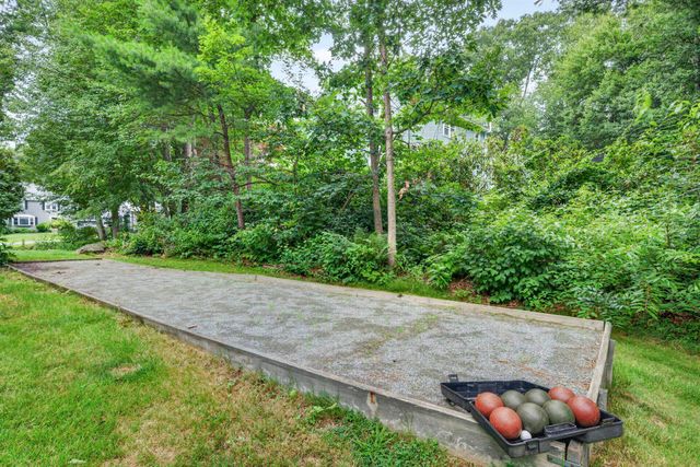 8 King Henry Drive, Londonderry, NH 03053