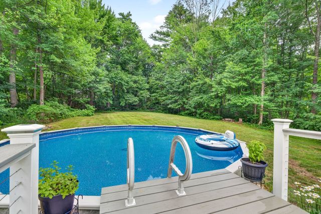 8 King Henry Drive, Londonderry, NH 03053