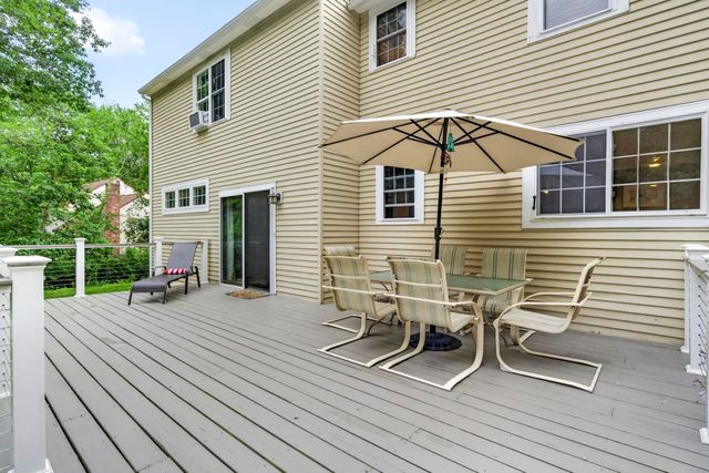8 King Henry Drive, Londonderry, NH 03053