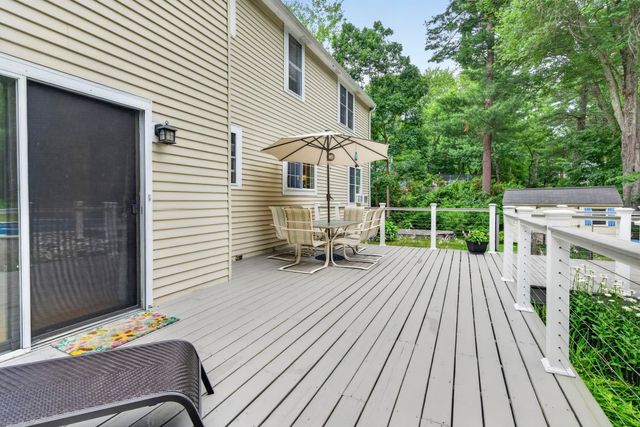 8 King Henry Drive, Londonderry, NH 03053