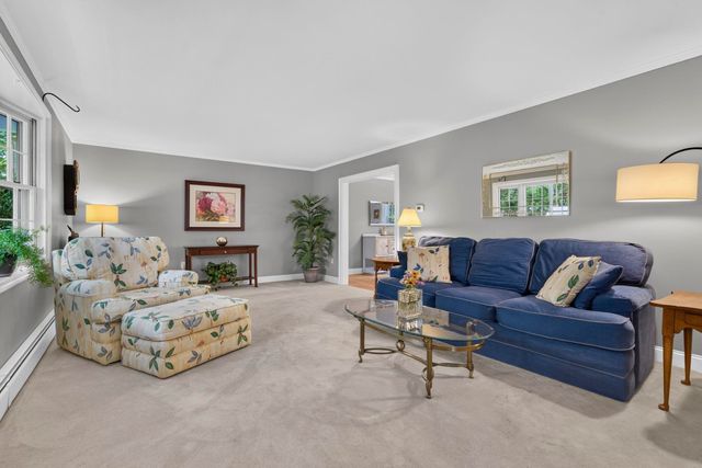 8 King Henry Drive, Londonderry, NH 03053