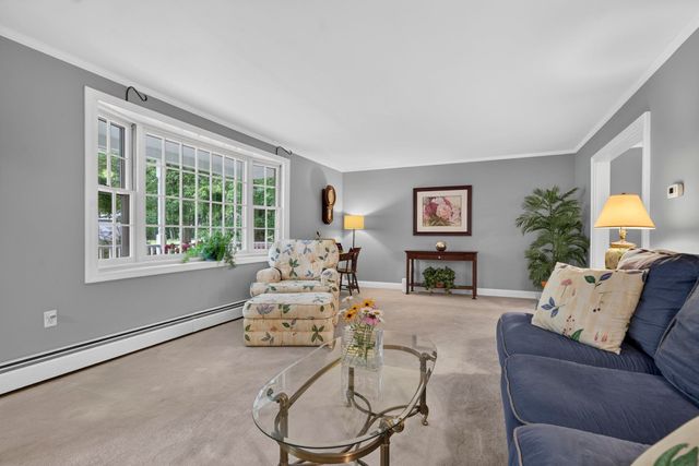 8 King Henry Drive, Londonderry, NH 03053