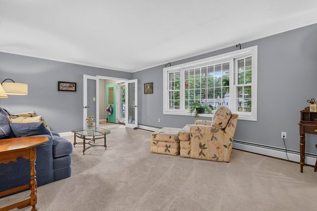 8 King Henry Drive, Londonderry, NH 03053