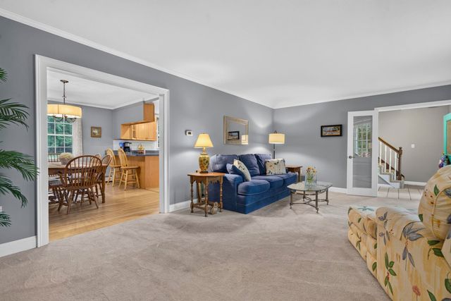 8 King Henry Drive, Londonderry, NH 03053