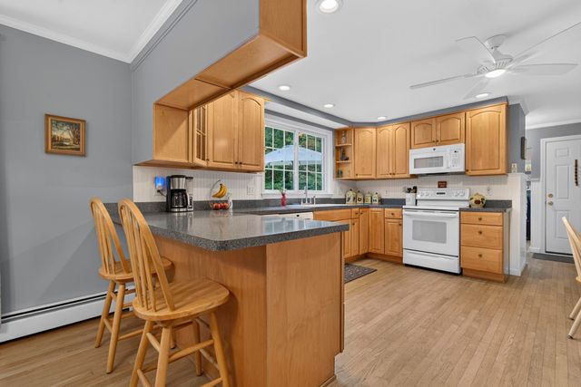8 King Henry Drive, Londonderry, NH 03053