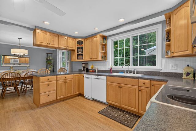 8 King Henry Drive, Londonderry, NH 03053