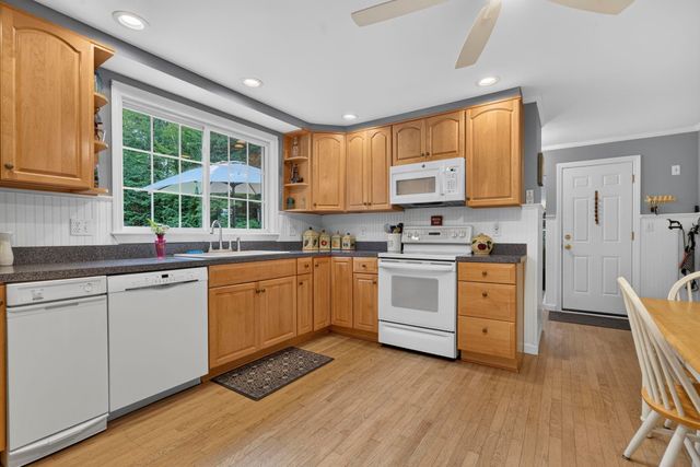 8 King Henry Drive, Londonderry, NH 03053
