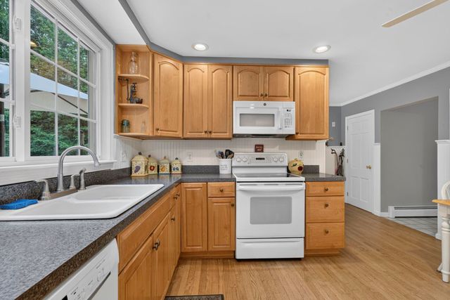 8 King Henry Drive, Londonderry, NH 03053