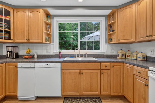 8 King Henry Drive, Londonderry, NH 03053