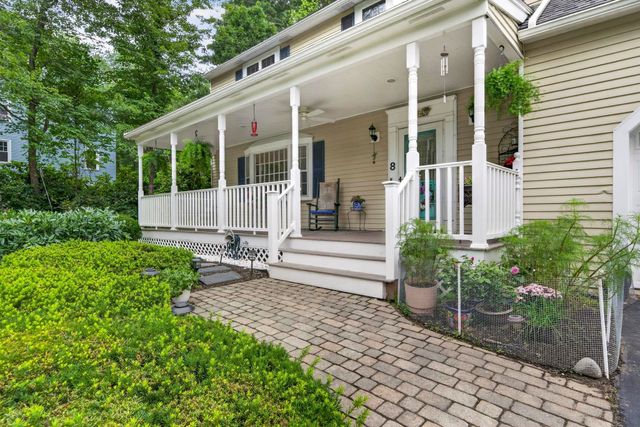 8 King Henry Drive, Londonderry, NH 03053