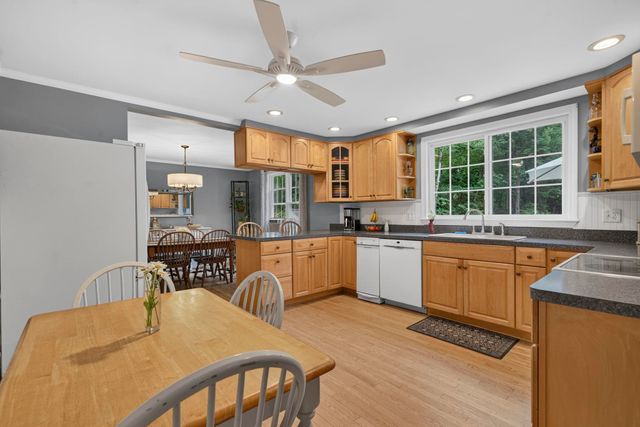 8 King Henry Drive, Londonderry, NH 03053