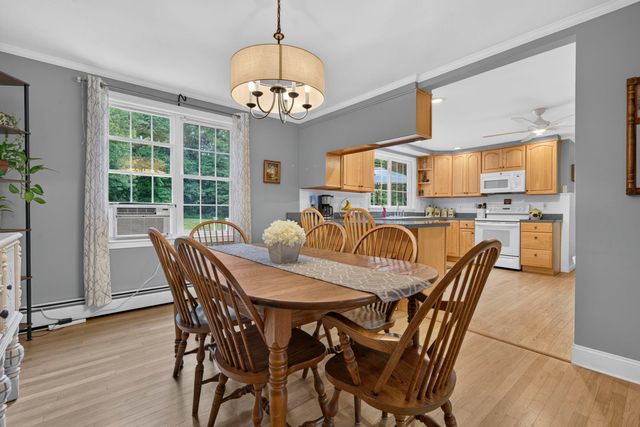 8 King Henry Drive, Londonderry, NH 03053