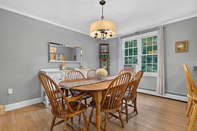 8 King Henry Drive, Londonderry, NH 03053