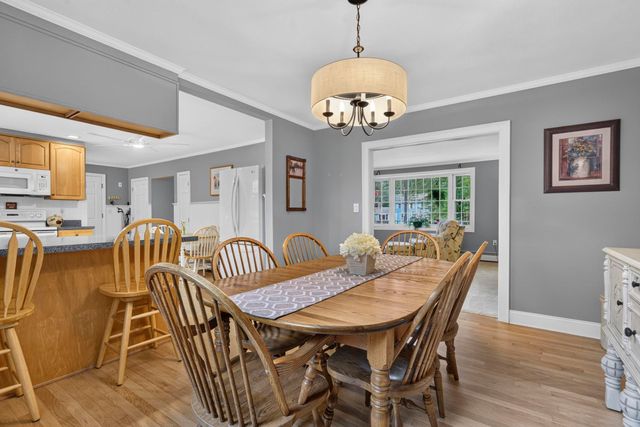 8 King Henry Drive, Londonderry, NH 03053