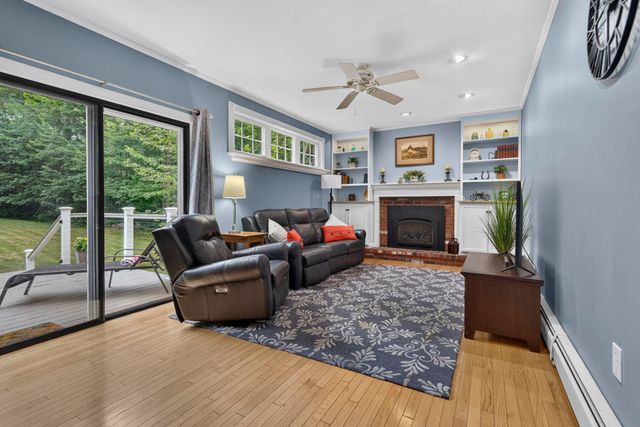 8 King Henry Drive, Londonderry, NH 03053