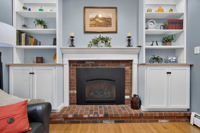 8 King Henry Drive, Londonderry, NH 03053