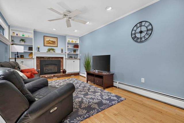 8 King Henry Drive, Londonderry, NH 03053