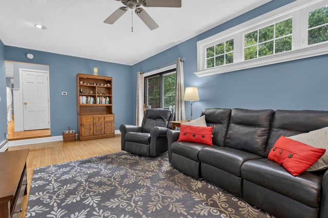8 King Henry Drive, Londonderry, NH 03053