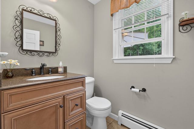 8 King Henry Drive, Londonderry, NH 03053