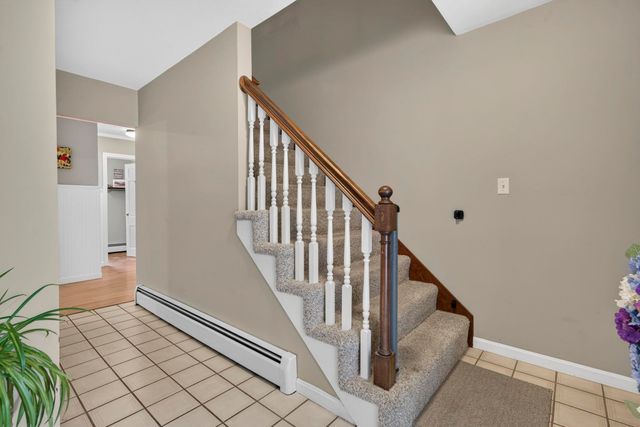 8 King Henry Drive, Londonderry, NH 03053
