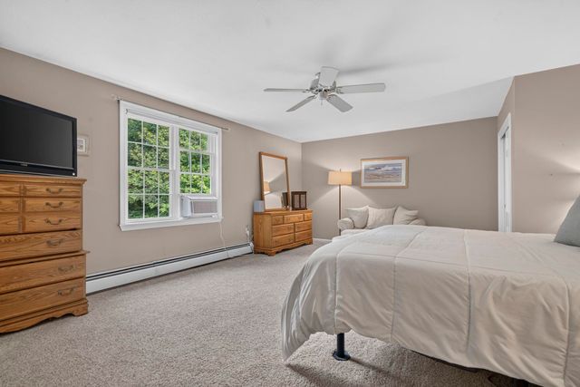 8 King Henry Drive, Londonderry, NH 03053
