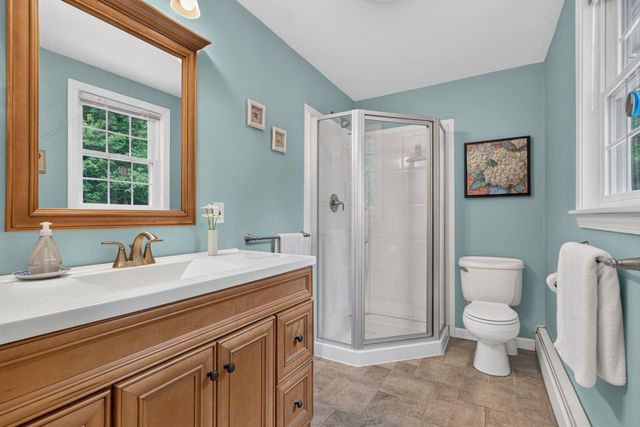 8 King Henry Drive, Londonderry, NH 03053