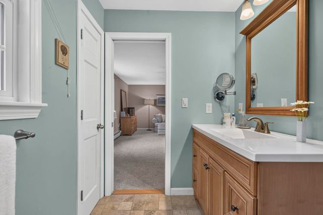 8 King Henry Drive, Londonderry, NH 03053