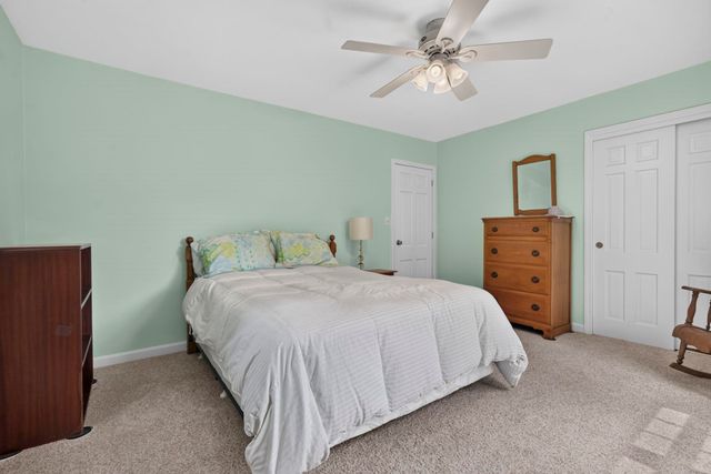 8 King Henry Drive, Londonderry, NH 03053
