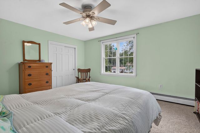 8 King Henry Drive, Londonderry, NH 03053