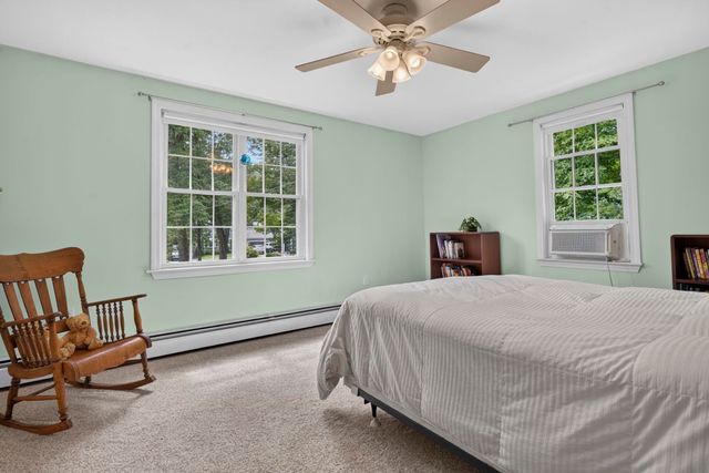 8 King Henry Drive, Londonderry, NH 03053