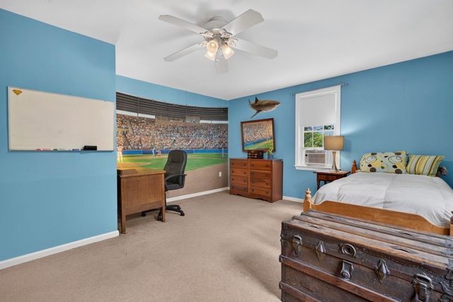 8 King Henry Drive, Londonderry, NH 03053