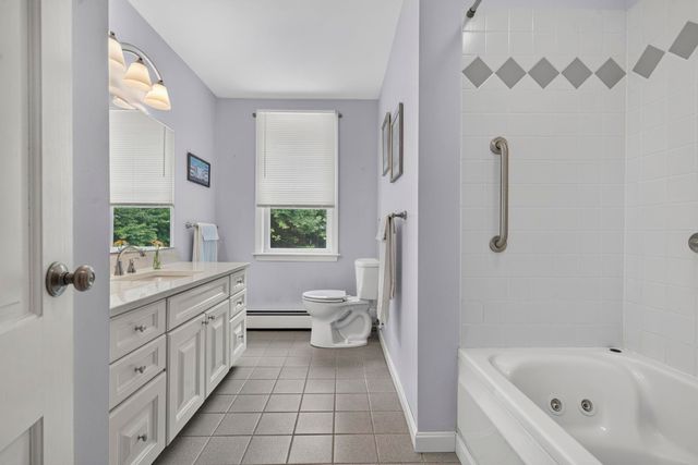 8 King Henry Drive, Londonderry, NH 03053