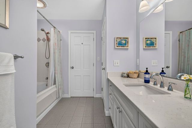 8 King Henry Drive, Londonderry, NH 03053
