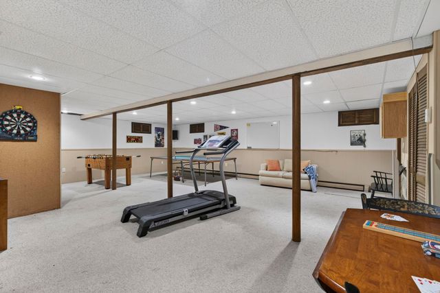 8 King Henry Drive, Londonderry, NH 03053