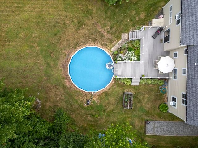 8 King Henry Drive, Londonderry, NH 03053