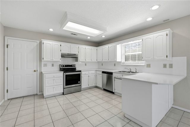 2102 SE K Street, Bentonville, AR 72712