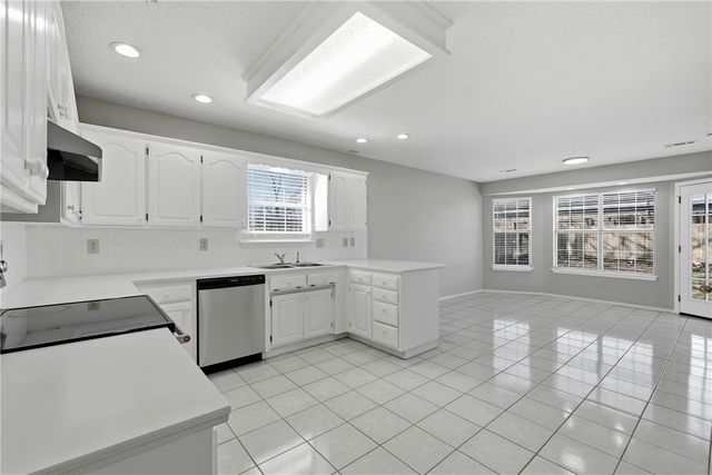 2102 SE K Street, Bentonville, AR 72712