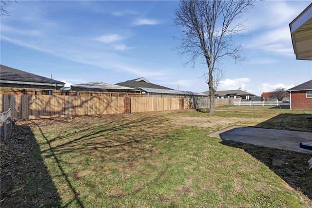 2102 SE K Street, Bentonville, AR 72712