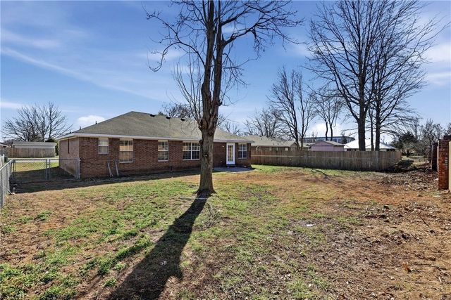 2102 SE K Street, Bentonville, AR 72712
