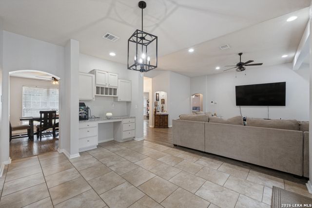 653 LAKE VALLEY DR, La Vernia, TX 78121