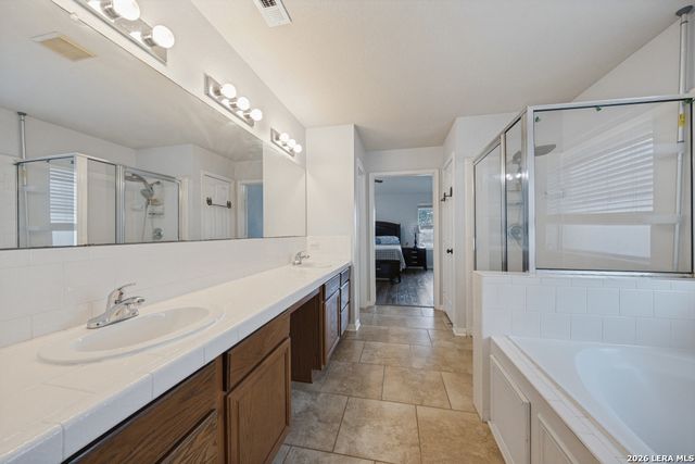 653 LAKE VALLEY DR, La Vernia, TX 78121