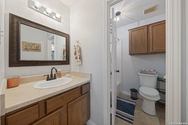 653 LAKE VALLEY DR, La Vernia, TX 78121