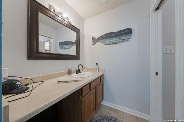 653 LAKE VALLEY DR, La Vernia, TX 78121