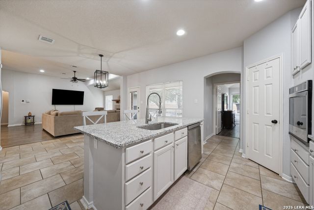653 LAKE VALLEY DR, La Vernia, TX 78121