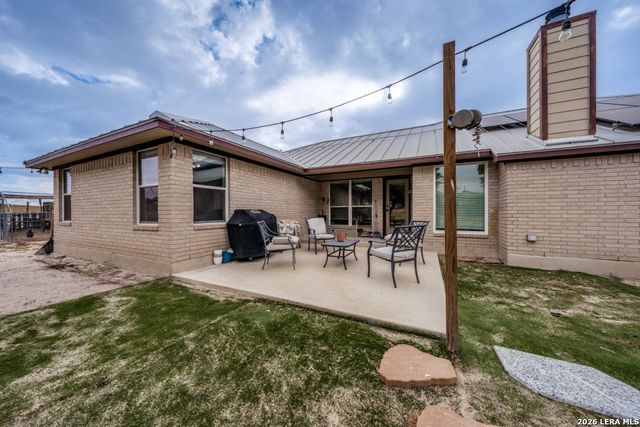653 LAKE VALLEY DR, La Vernia, TX 78121