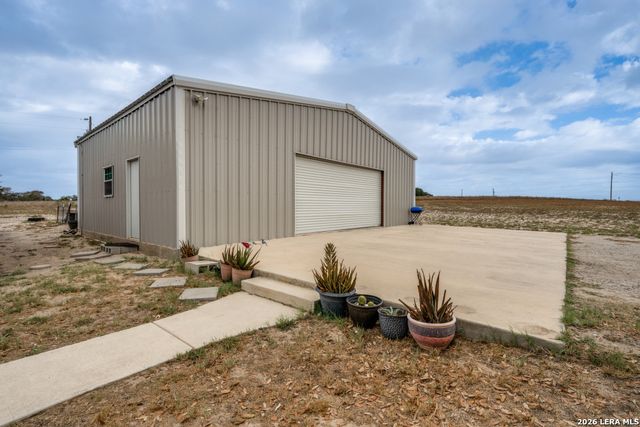 653 LAKE VALLEY DR, La Vernia, TX 78121